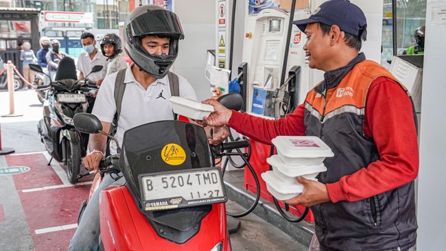 To Mark Customer Day, Pertamina Distributes 8,100 Food Portions at Petrol Stations