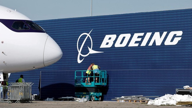 Boeing 767-300 Skids Off Runway and Collides with Vehicles, Five Dead