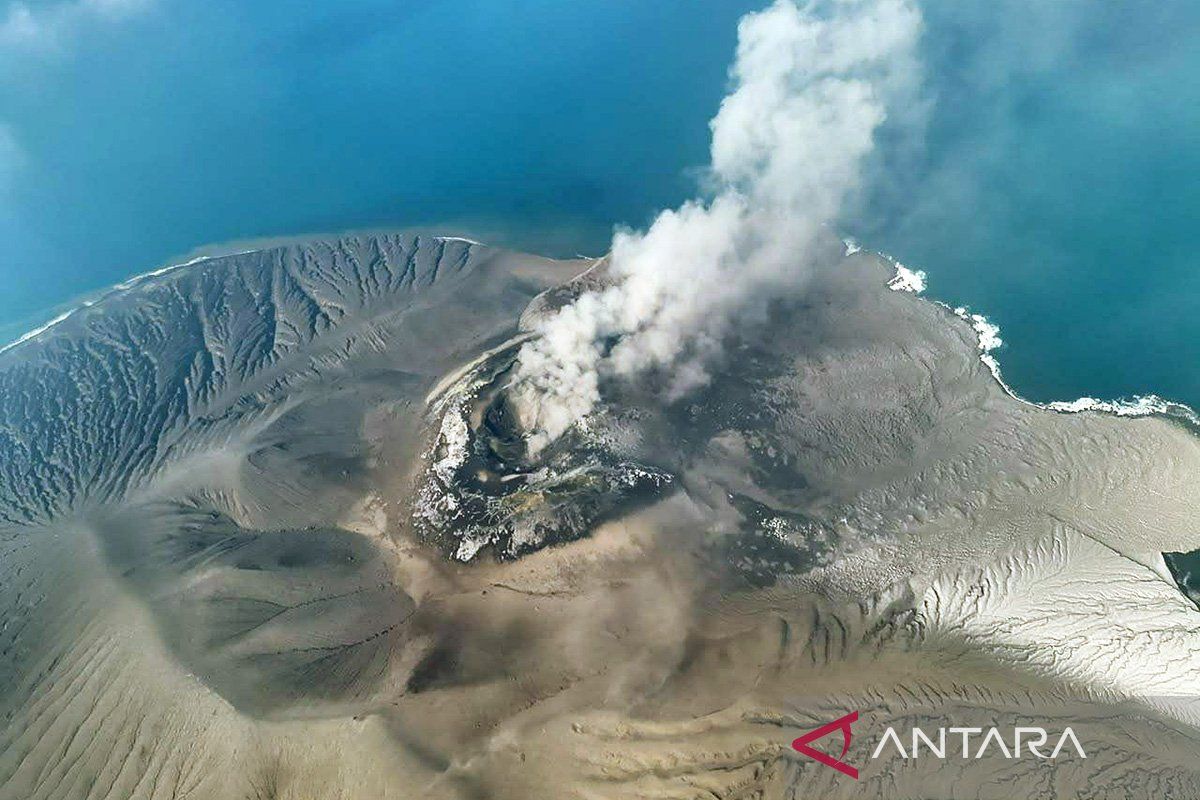Indonesia opens 5 alternative airports as Krakatau ash closes 8 hubs