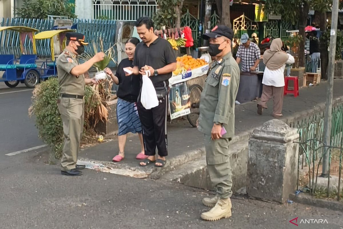 Central Jakarta Public Order Agency hands out 4,000 masks in anticipation of volcanic ash