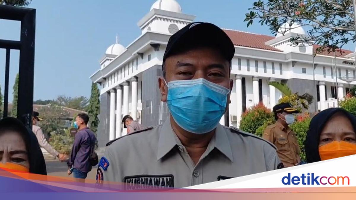 BPBD Says Volcanic Ash Fall from Anak Krakatau in Pandeglang Is Beginning to Subside
