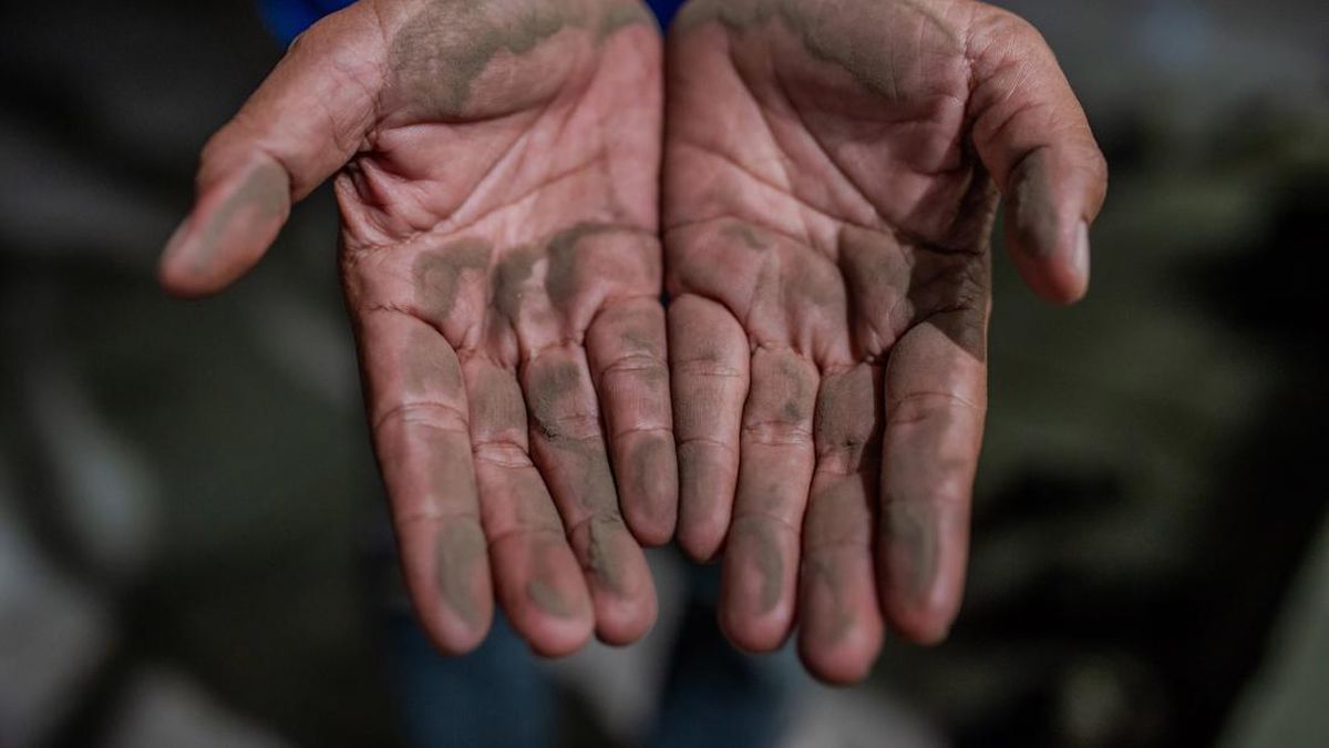 Metro Jaya Police Spray Roads to Reduce Volcanic Ash with Water Cannons
