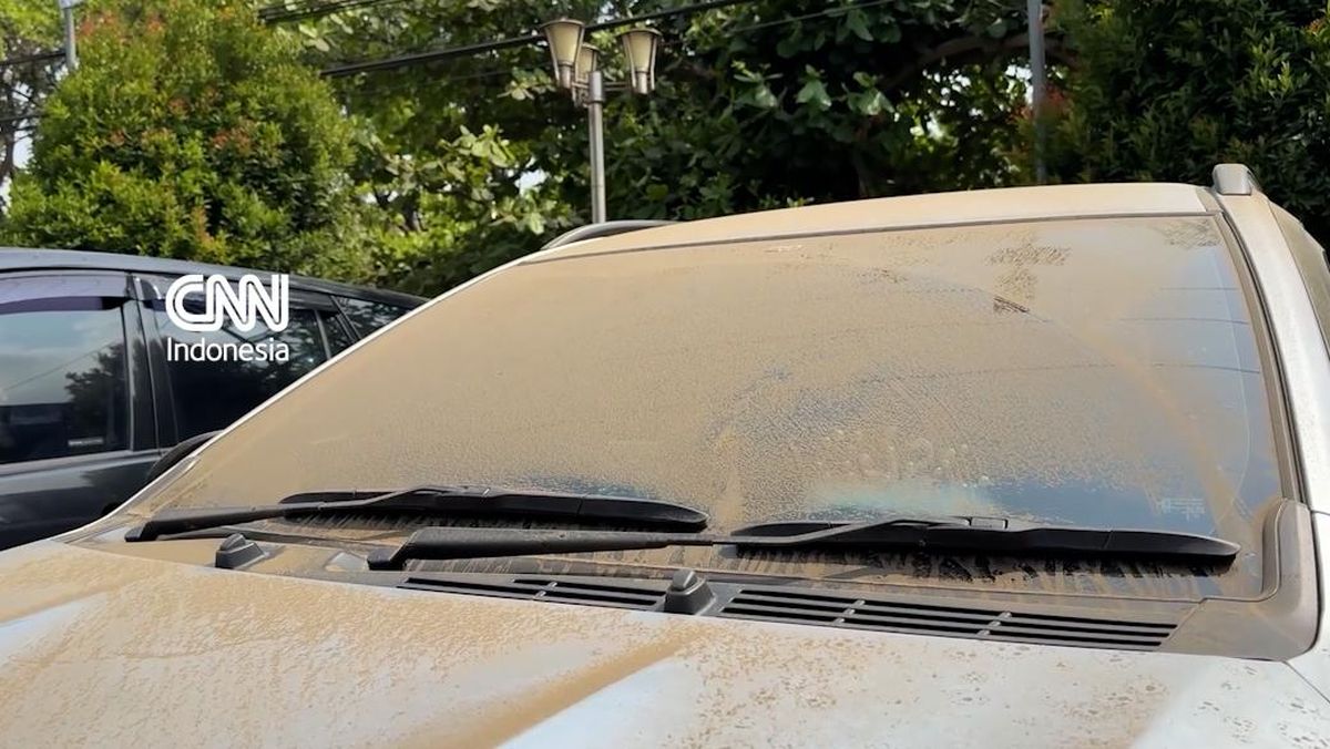 Volcanic Ash from Mount Anak Krakatau Eruption Blankets Lampung