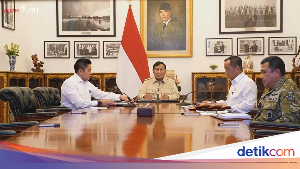 Prabowo Leads Limited Meeting on Forest Fire Handling and Mount Anak Krakatau Eruption