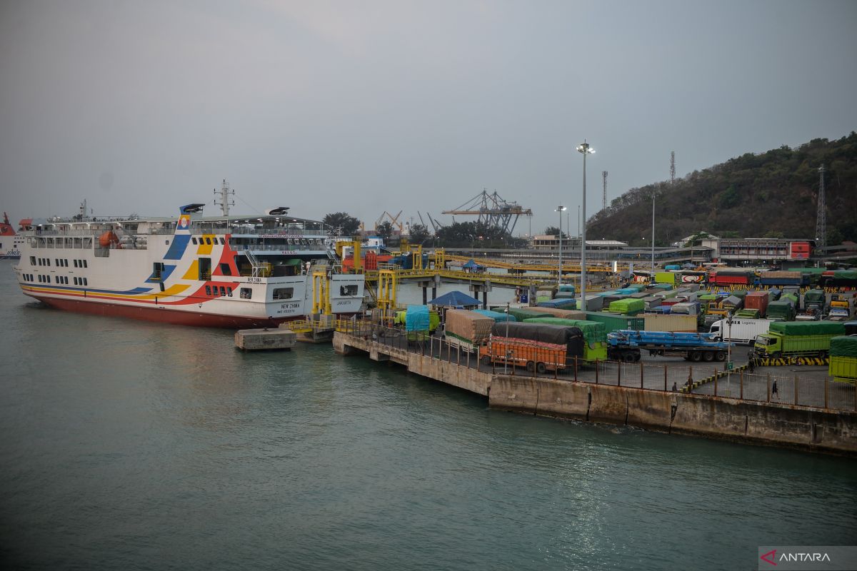Three regions face Anak Krakatau ash as government bolsters mitigation