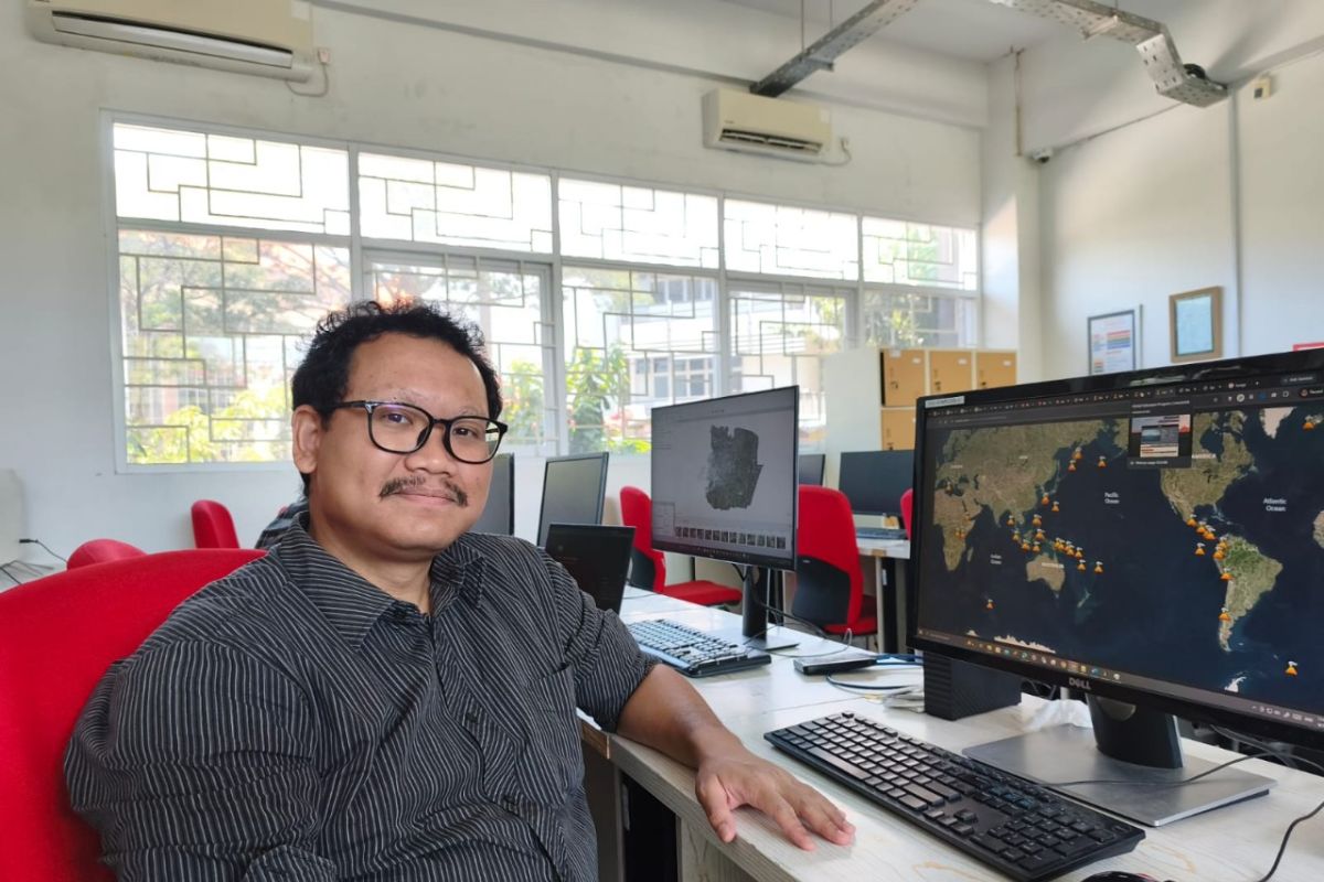 ITS expert urges public to stay alert to Semeru and Merapi
