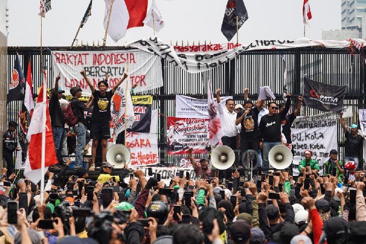 Conquering Protests with a 'Protest'