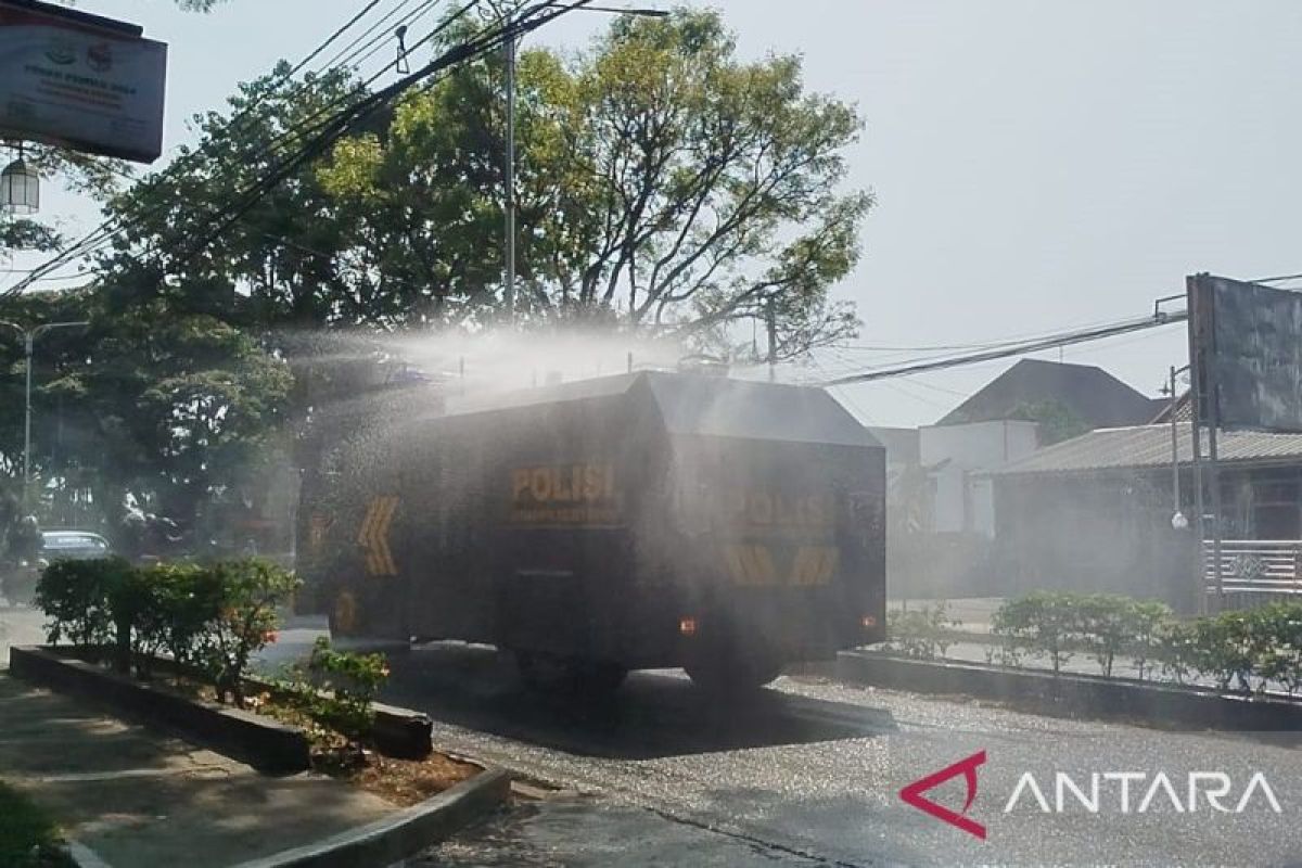 Cianjur Police Clear Volcanic Ash Using Two Water Cannons