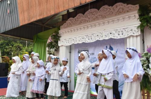 Marking the Prophet's Birthday, DKM Baiturrahman Brings Together Residents Across Generations