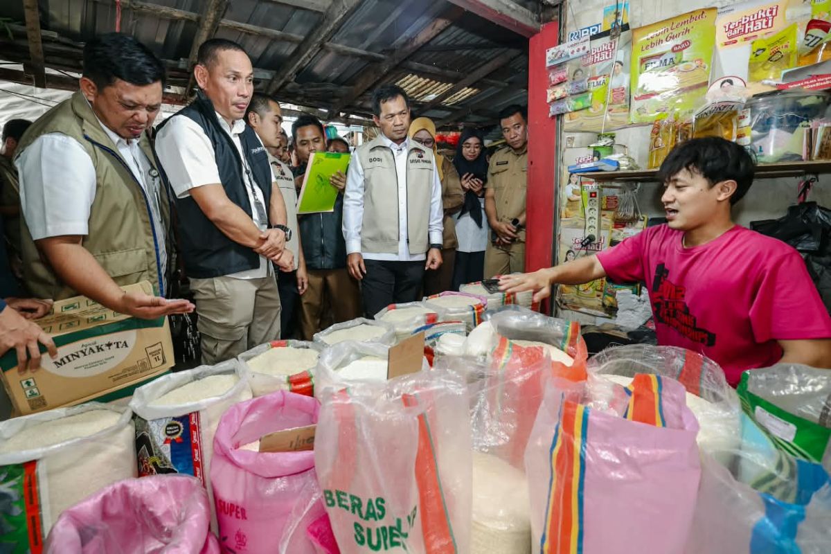 East Java Food Taskforce Investigates Premium Rice Sold Above Maximum Retail Price