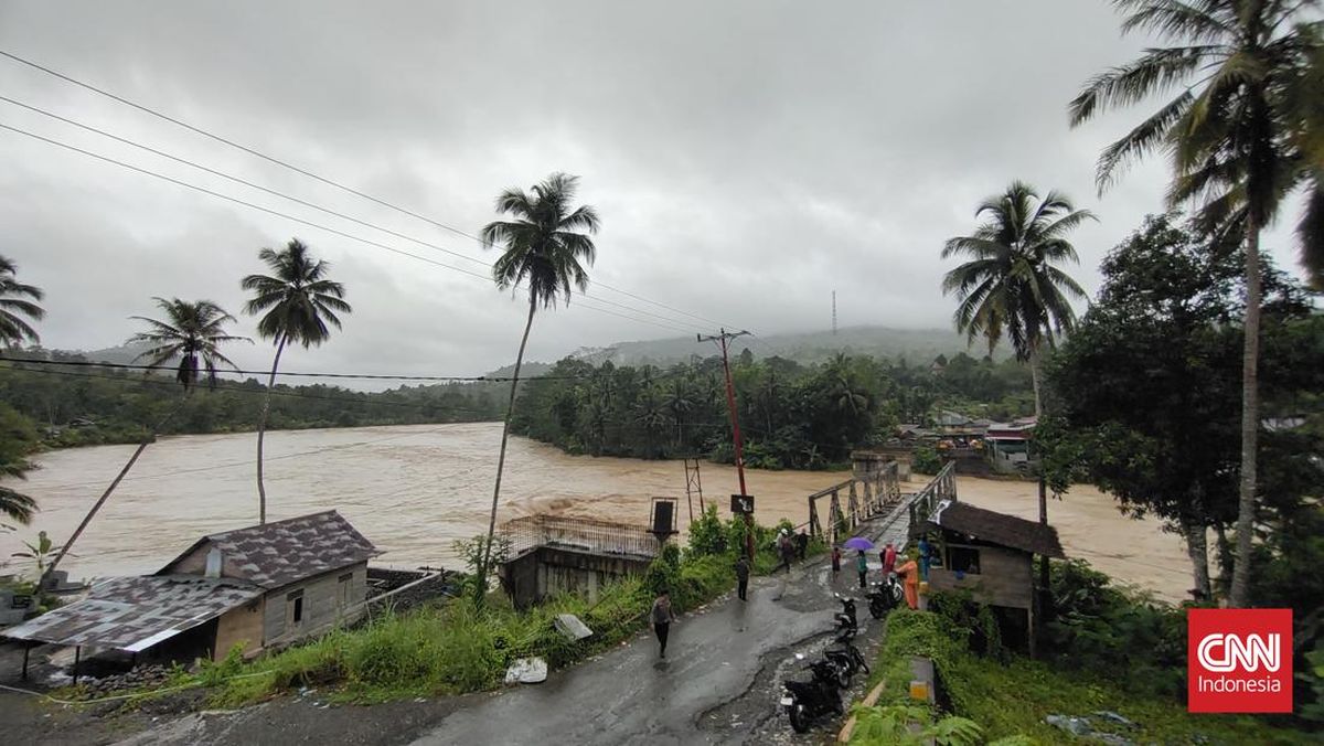 Heavy Rain Submerges Four Districts in West Nias Under Floodwaters