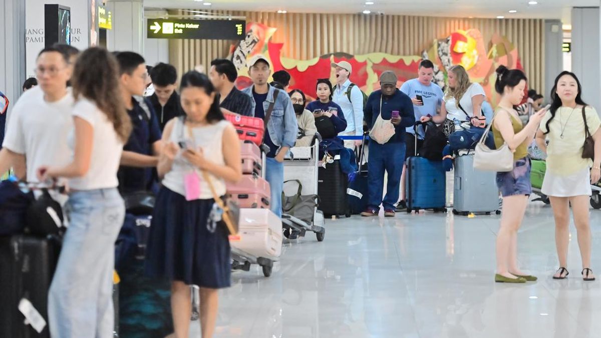 Krakatau Eruption Forces Flight Cancellations, Police Step Up Airport Security
