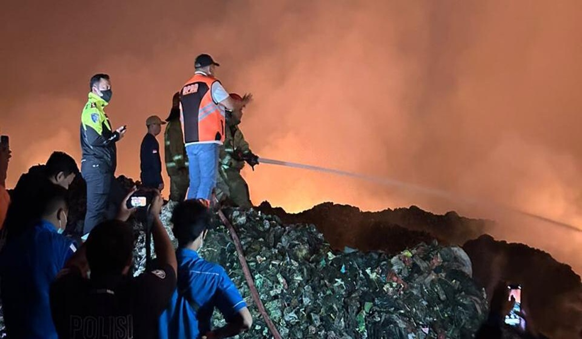 Fire at Galuga Landfill in Bogor: Extinguishing Efforts Hampered by Waste Mountain