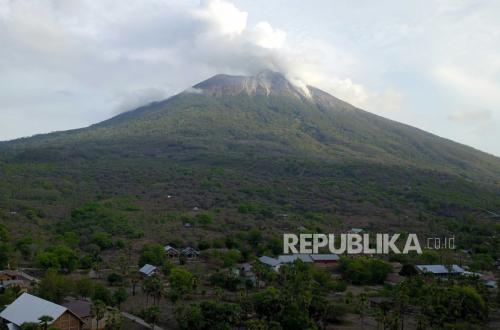 Mount Ili Lewotolok Erupts Again, Thick Ash Column Rises 700 Metres