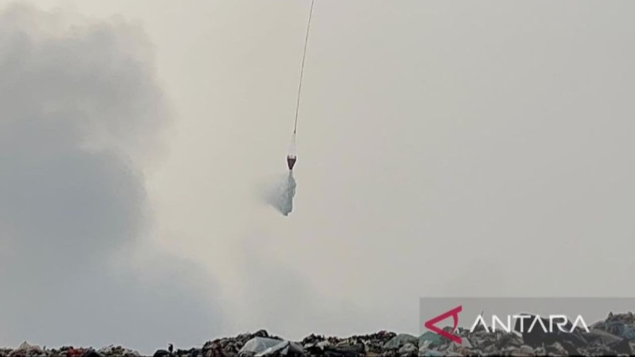Fire at Galuga Landfill in Bogor, Air Force Helicopters Deployed to Help Extinguish Blaze