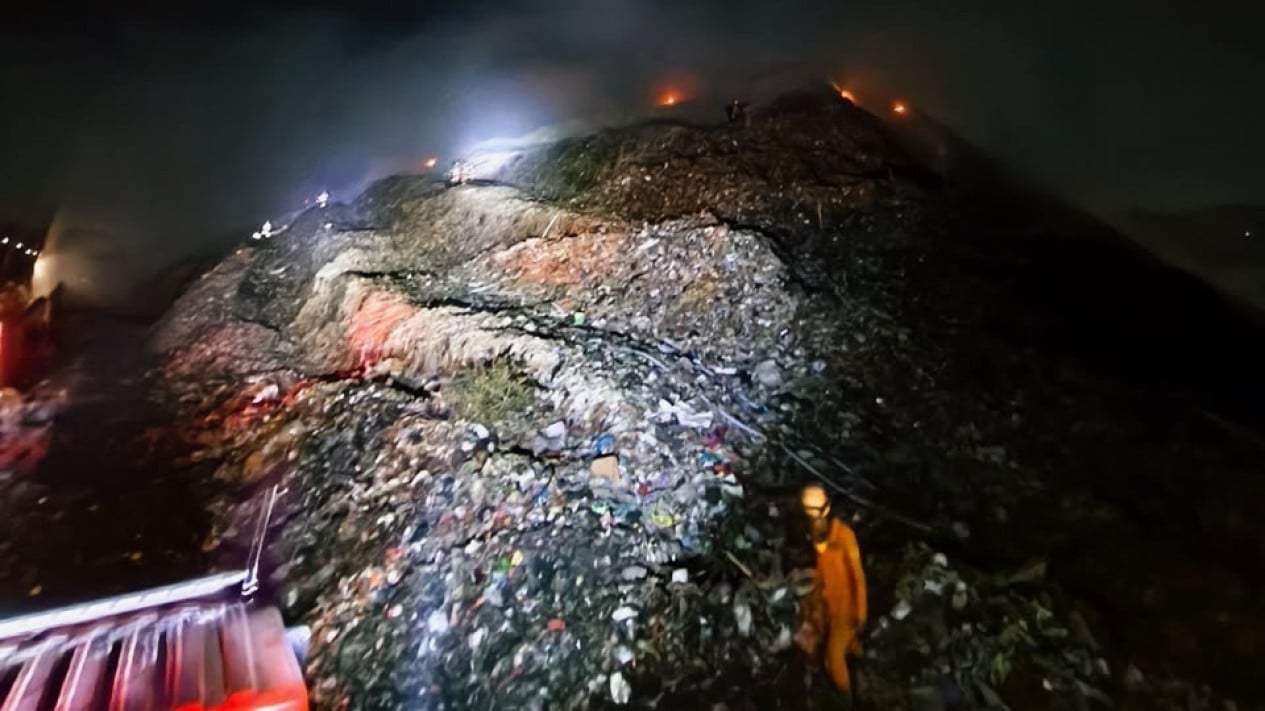 Putri Cempo Landfill Fire Enters Decisive Phase, Block B Targeted for Extinguishing Within Seven Days