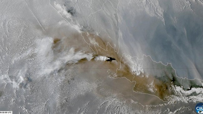 Still on Alert! Anak Krakatau Erupts Again – Continuous Tremor Recorded Today
