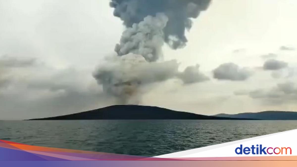 Mount Anak Krakatau Erupts Again This Afternoon, Lasting 17 Seconds