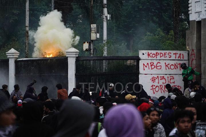 Mysterious Mobs Dispersing Protesters in Pejompongan