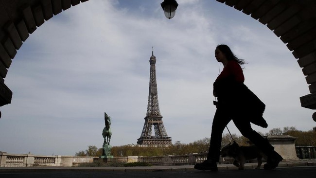 Eiffel Tower Closes Abruptly Amid Controversy Over Hindu Delegation
