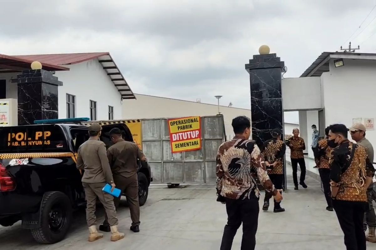 Closed lightweight brick factory in Banyumas caught operating again
