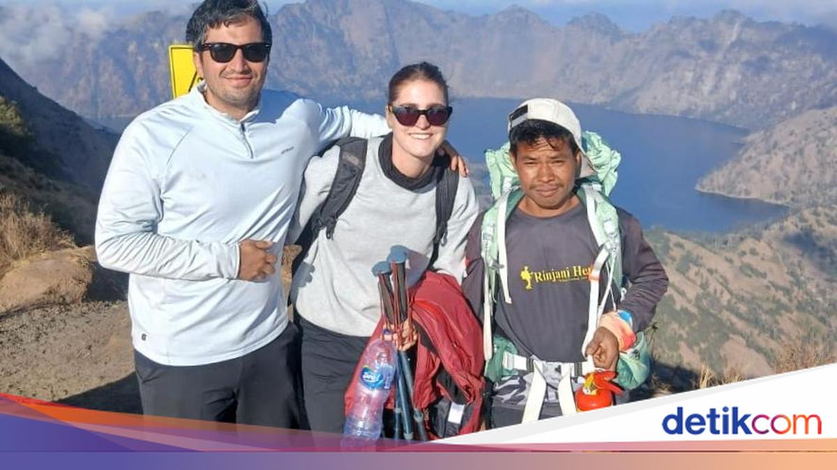 Anticipating Forest Fires, Rinjani Mountain Guides Carry Fire Extinguishers During Ascents