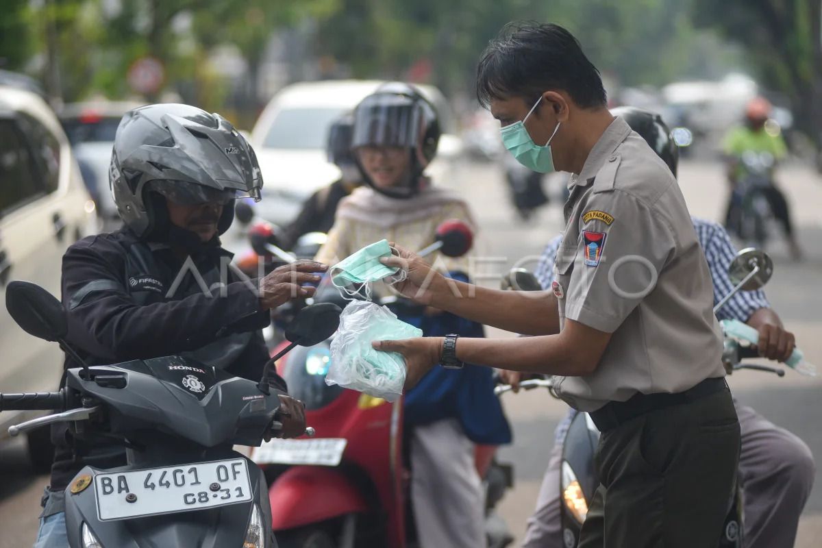 Govt ensures stable mask supply amid Mount Anak Krakatau ash fallout