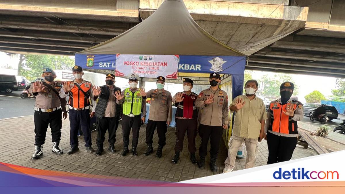West Jakarta Police Handle Eruption Impacts, Spraying Roads and Distributing Masks