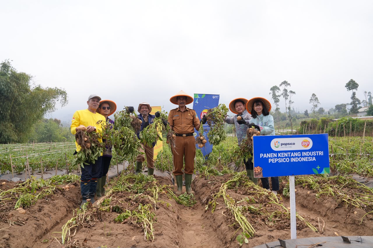 Strengthening Local Supply Chains: PepsiCo Indonesia Supports Industrial Potato Harvest in West Java