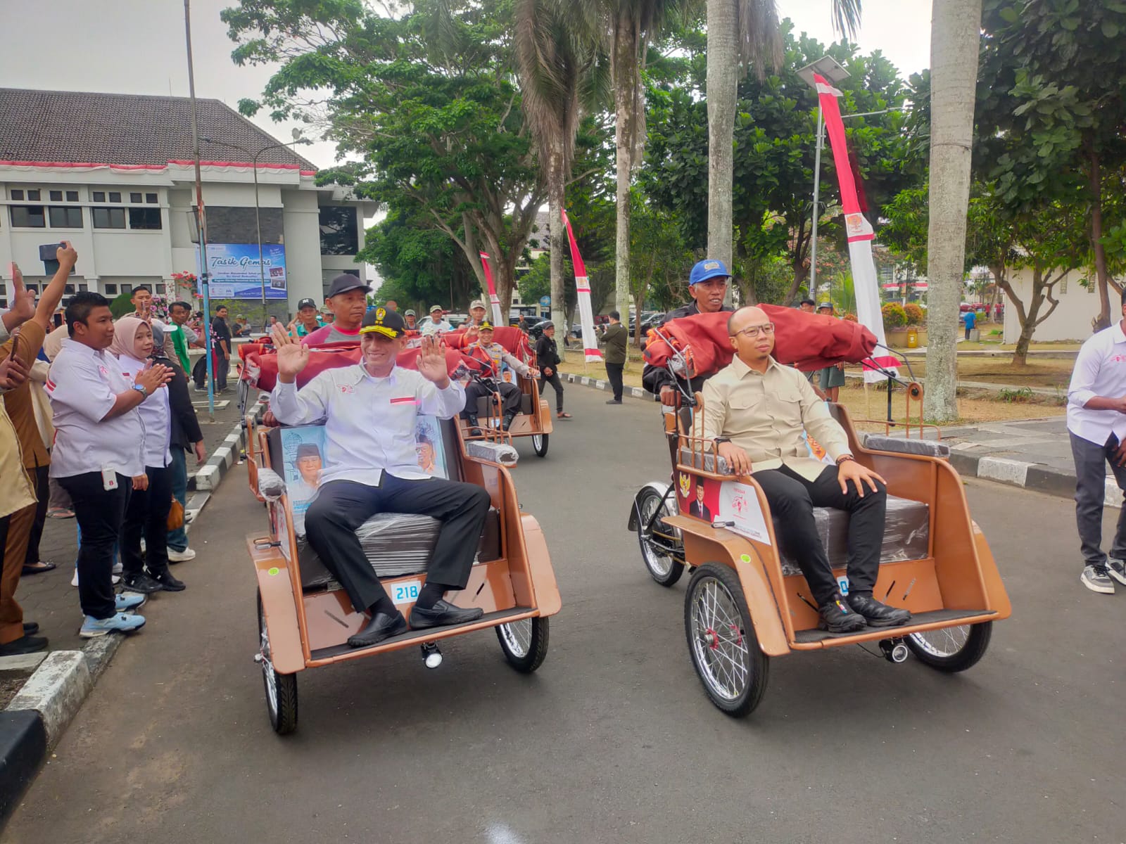 Prabowo Subianto Distributes 25,000 Pindad Electric Rickshaws to Elderly Drivers Across Java