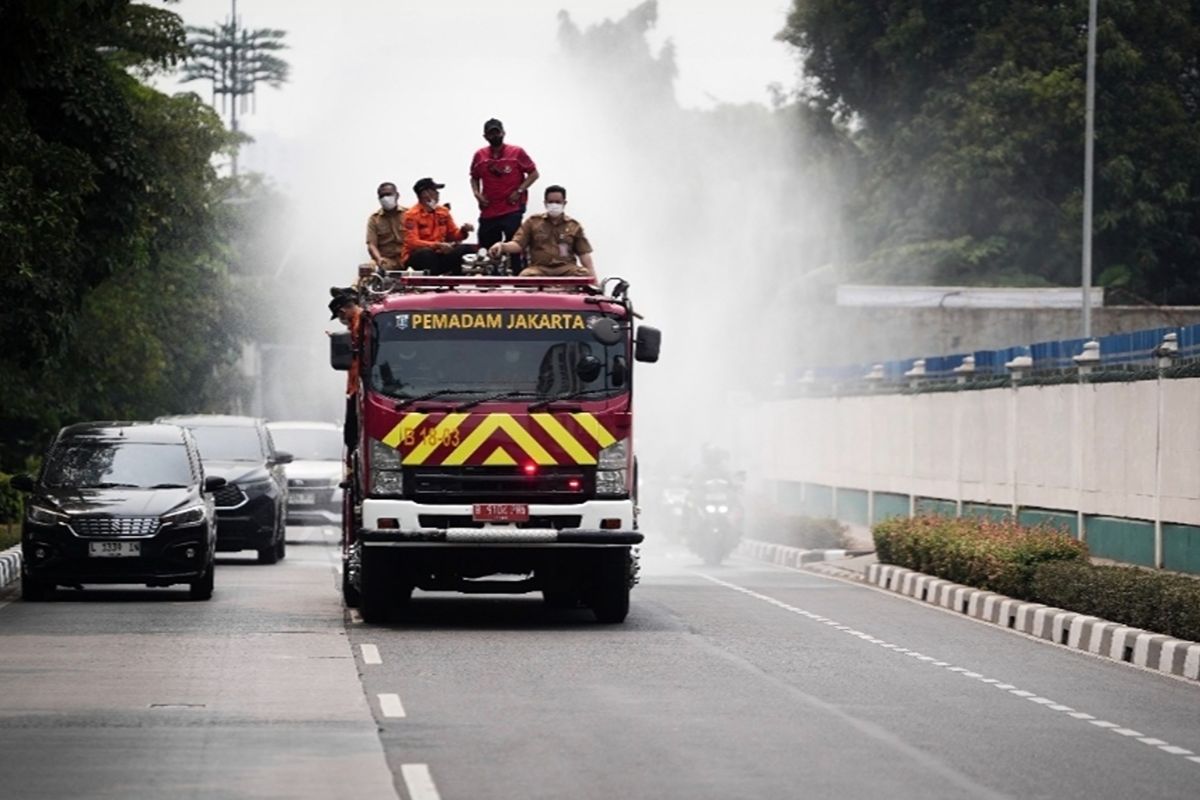 West Jakarta Administration Conducts Water Mist Spraying in Kembangan