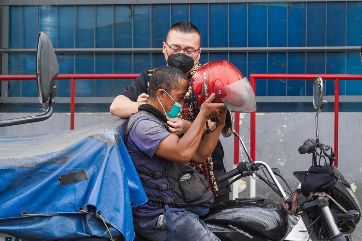 Legislator distributes masks to commuters to anticipate volcanic ash