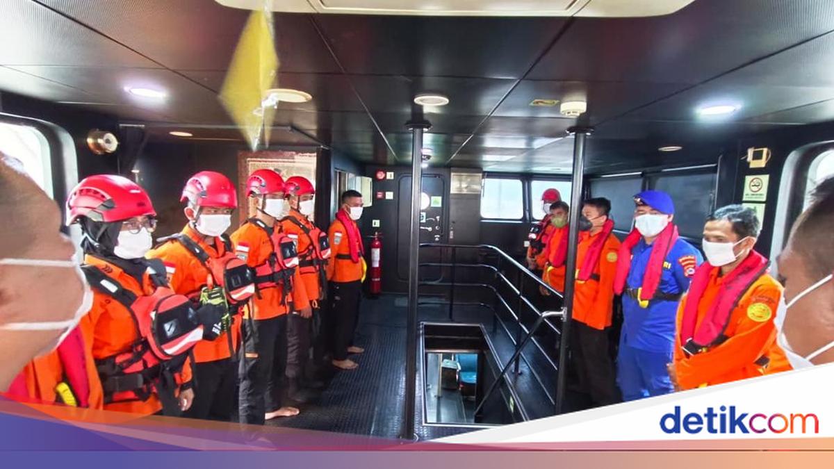 Basarnas Vessel Deployed to Search for Five Journalists Missing During Anak Krakatau Eruption Coverage