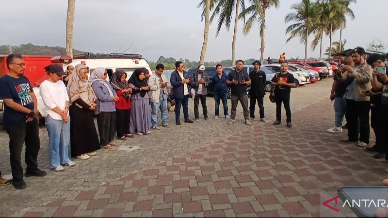 Journalists Hold Joint Prayer for Missing Journalists in Sunda Strait