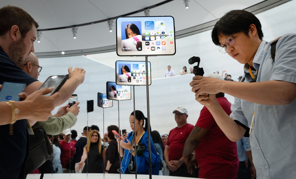 Apple Releases iPhone Duo: First Foldable Smartphone Priced at Rp32 Million