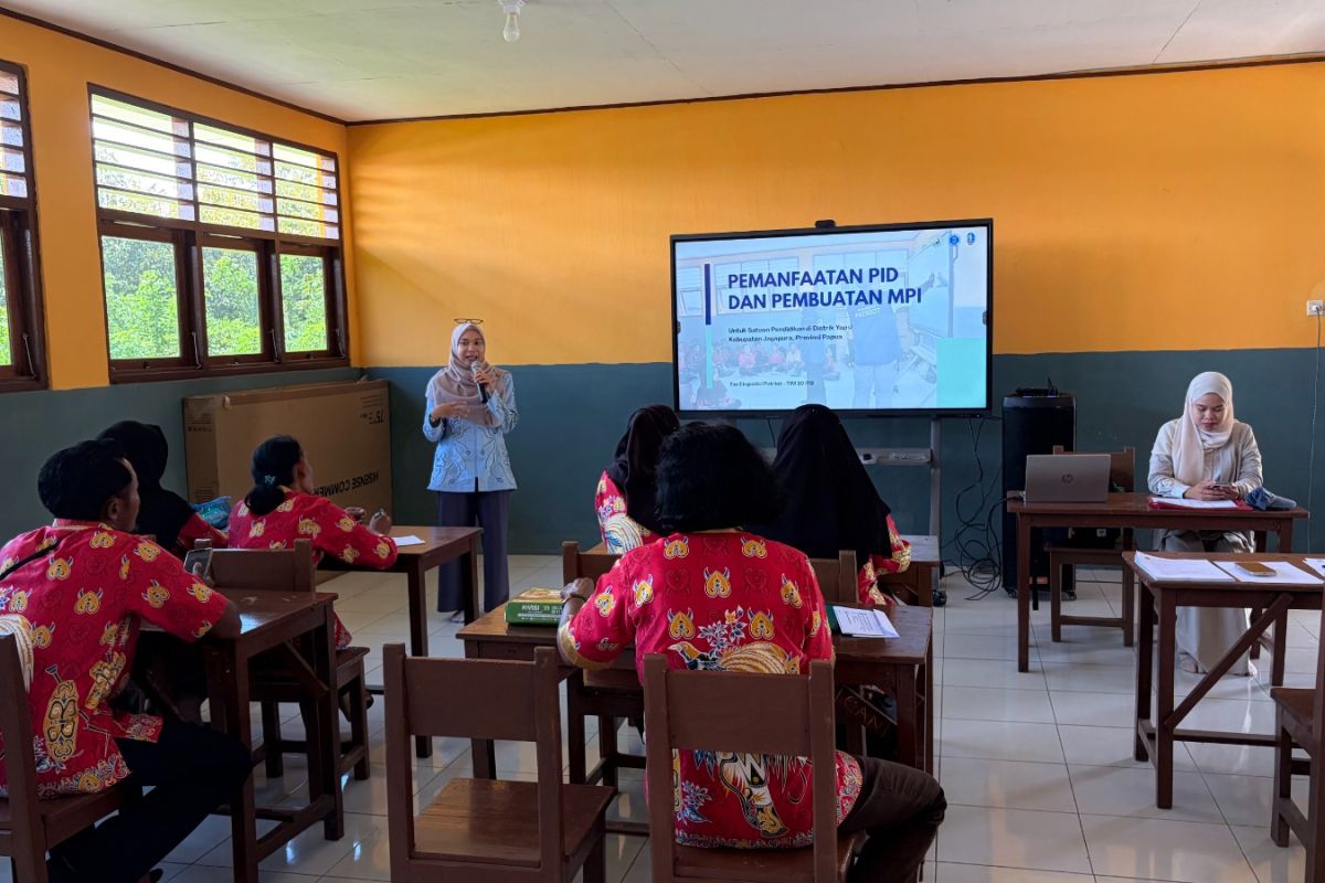 Patriot Expedition Team Assists 39 Jayapura Teachers in Using Digital Interactive Boards