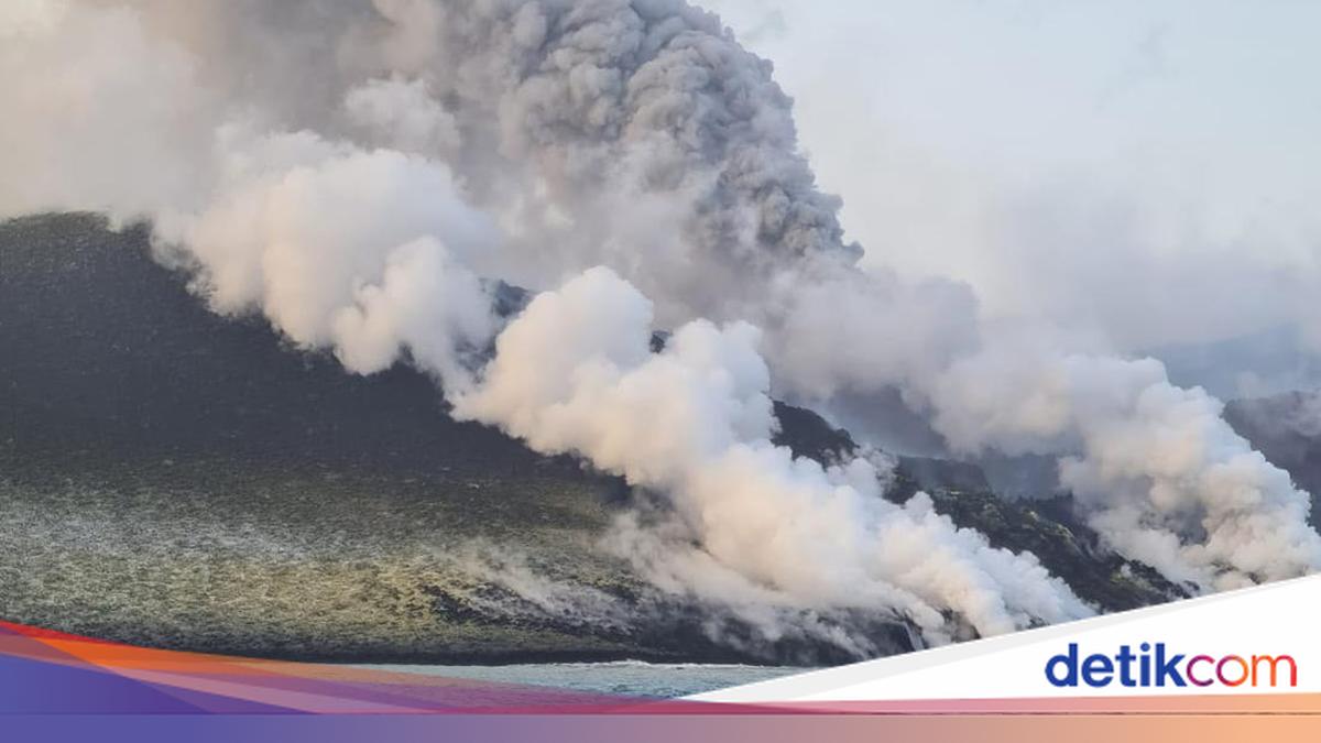 Guide on Journalist Boat Sent Photo of Anak Krakatau Before Losing Contact