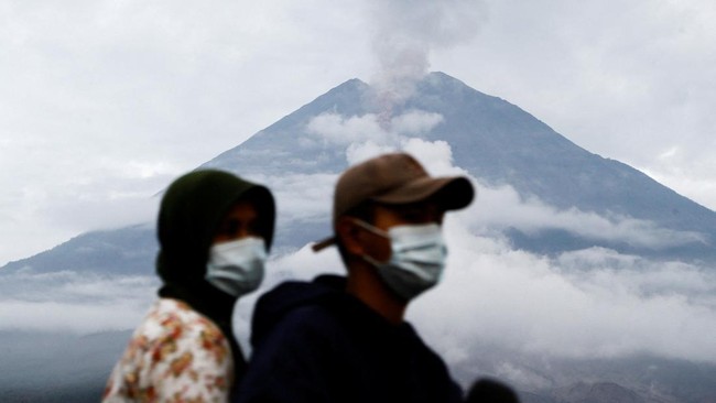 Level III Alert! Mount Semeru Erupts Accompanied by Rumbling Sounds