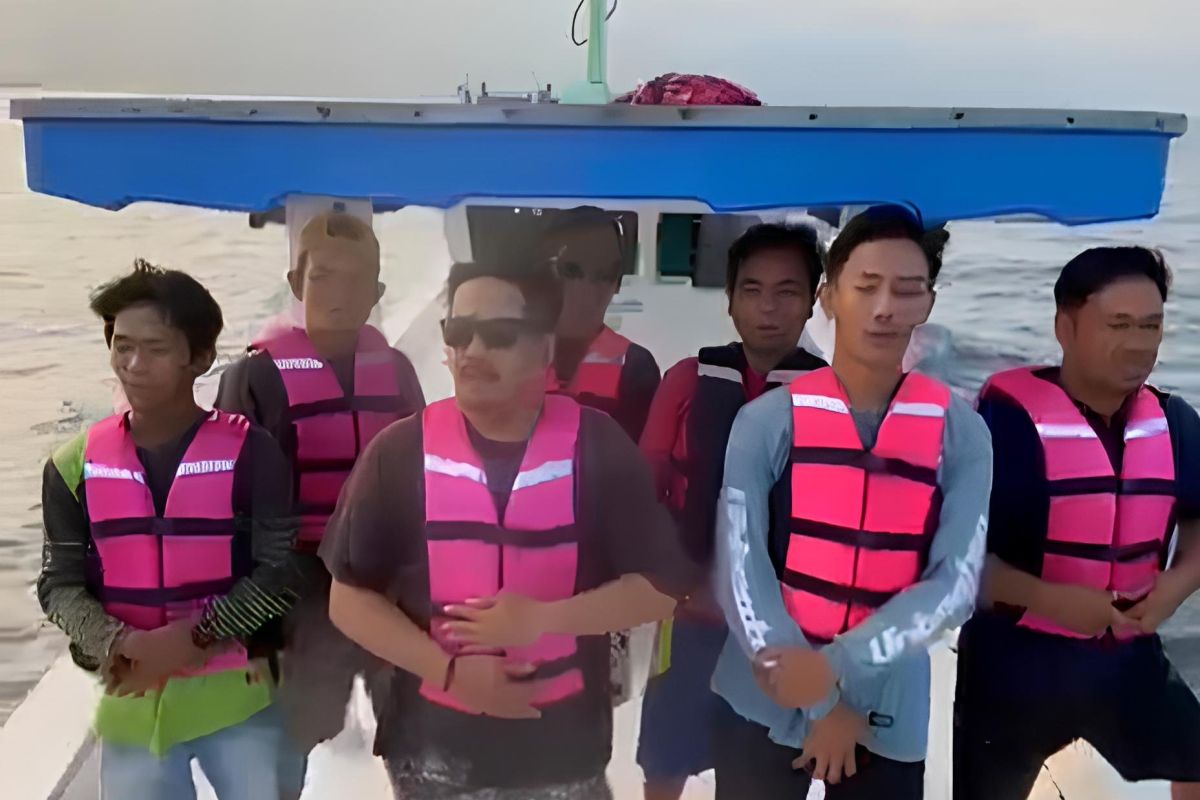 Coastal residents near Carita join search for missing journalists