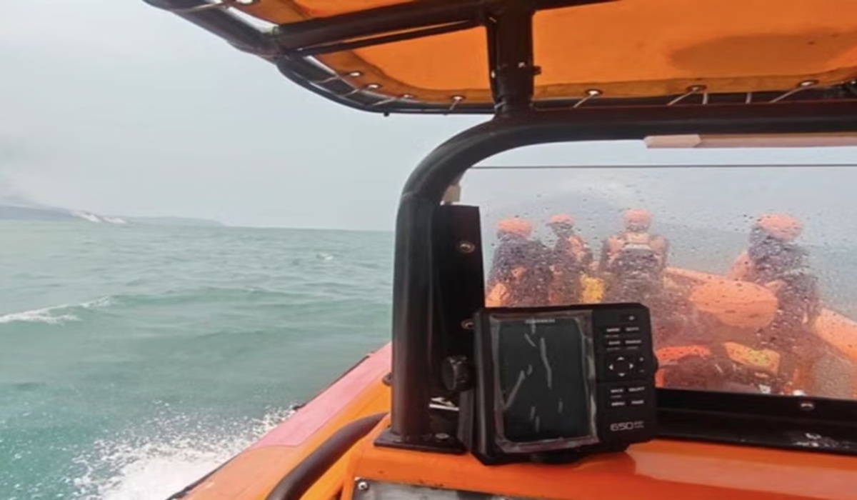 Three Indonesian Navy Ships Assist in Search for Missing Journalists in Sunda Strait