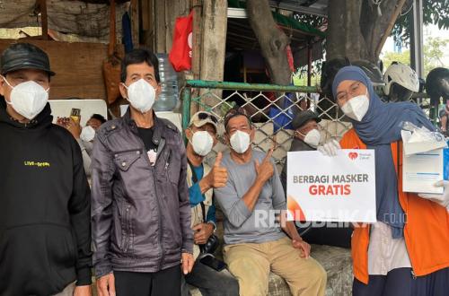 Rumah Zakat Acts Swiftly, Distributing 1,180 Masks to Protect Residents from Volcanic Ash