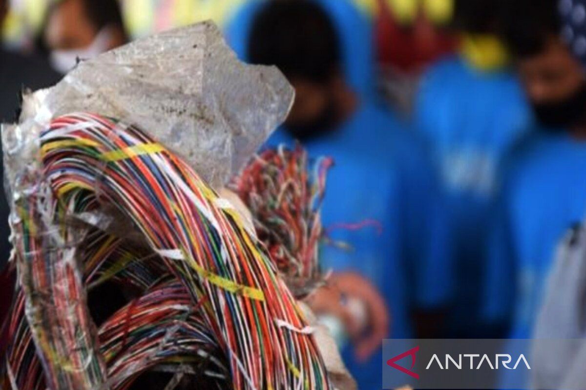 Electricity supply in Cipayung disrupted due to theft of PLN cables
