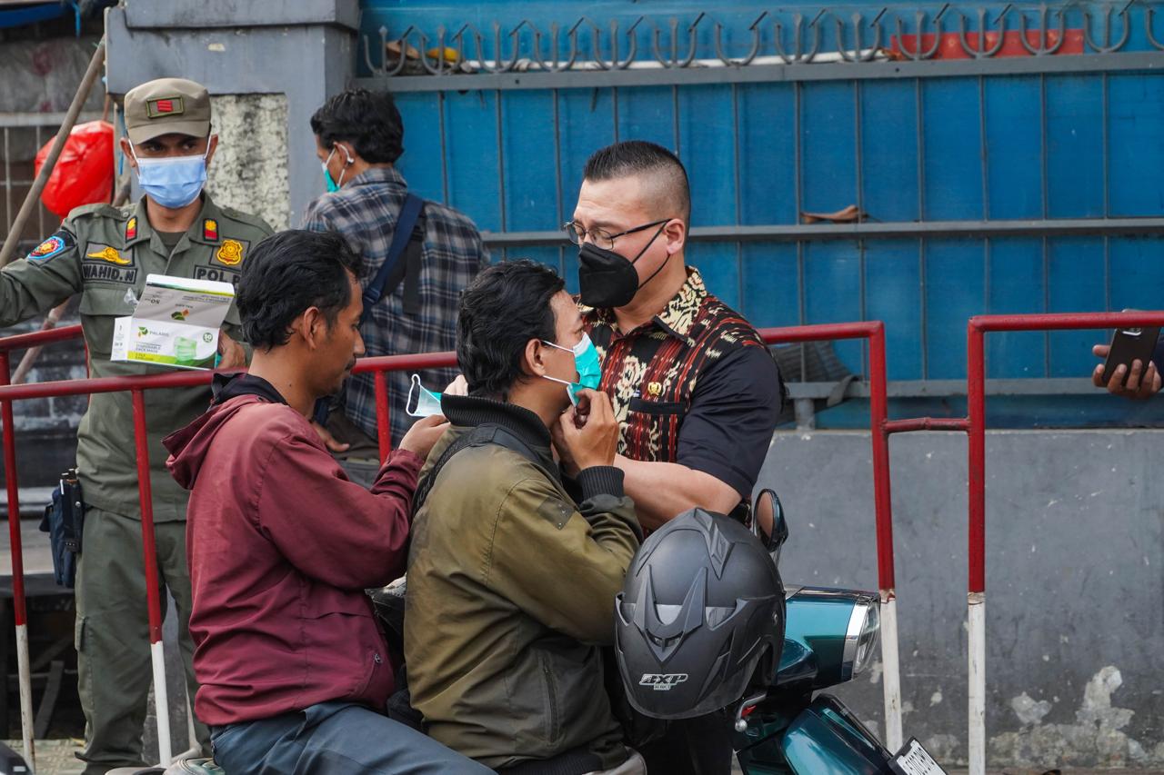 Distributing Free Masks to Residents, Jakarta Legislator Ensures Easy Access