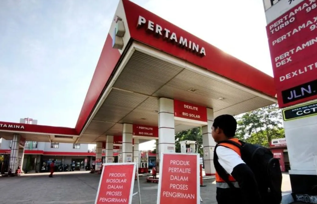 Fuel Queues in Makassar Grow Long Since Dawn; Pertamina Cites Panic Buying