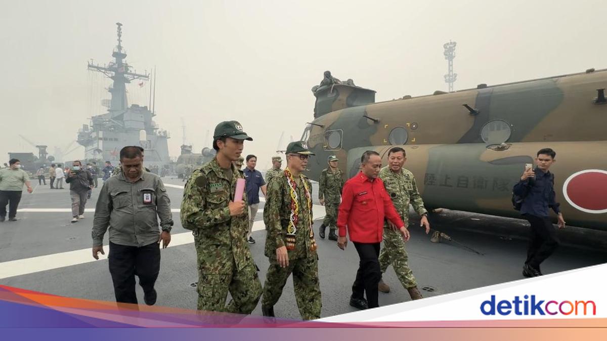 Japanese Ship Carrying Three Chinook Helicopters Arrives in West Kalimantan to Assist in Forest Fire Mitigation
