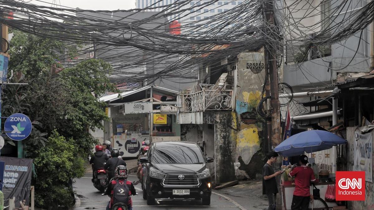 Pramono's Ambitious Target: Jakarta Free of Tangled Cables Within Five Years
