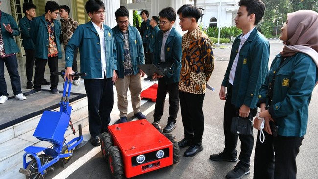 ITB Students Meet Vice President Gibran, Presenting Smoke-Detecting Drones