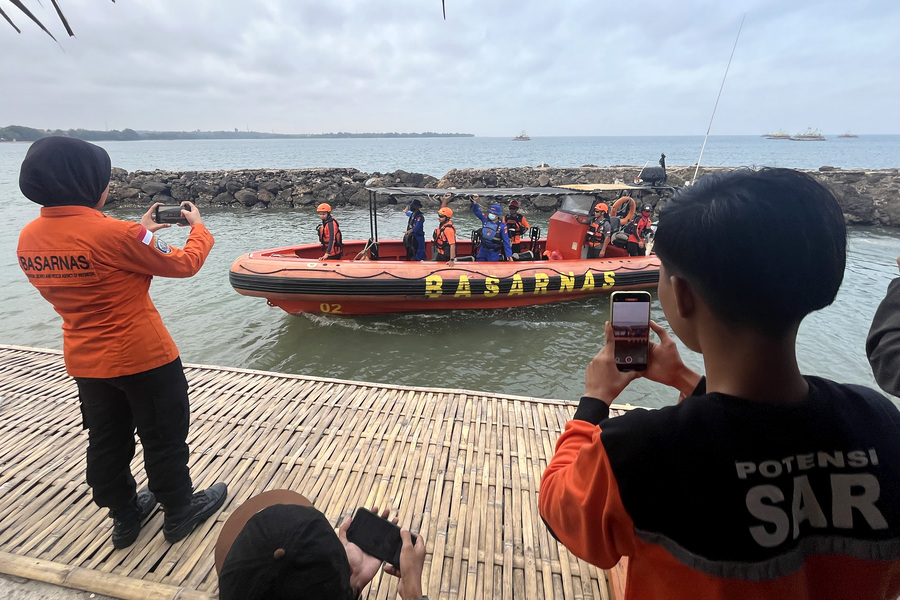 Search for Missing Journalists in Sunda Strait: Basarnas Deploys US Dauphin AS365 N3+ Helicopter