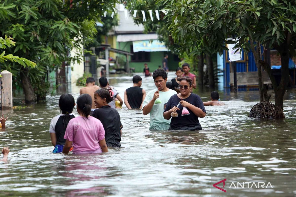 High rainfall causes flooding in several residential areas in Medan City
