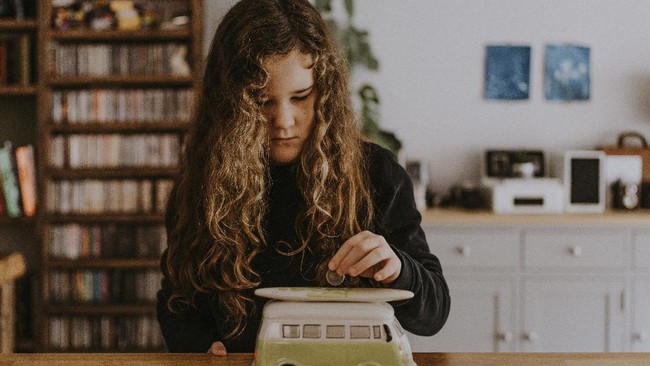 Expert: Financial Literacy from a Young Age Can Prevent Suicide